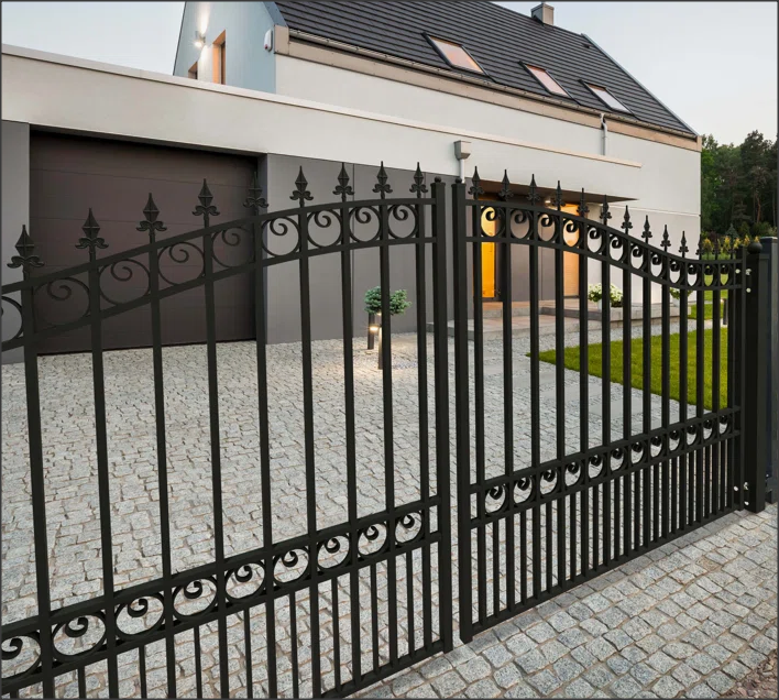 Dual Swing Driveway Gate - Buckingham Style